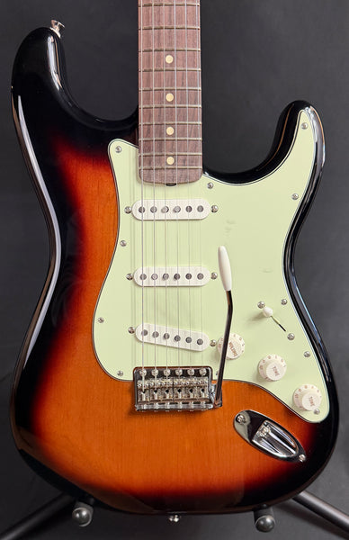Fender Vintera II '60s Stratocaster Electric Guitar 3-Tone Sunburst w/ Gig Bag