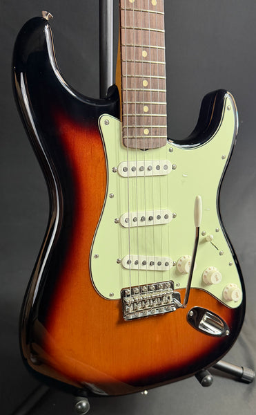 Fender Vintera II '60s Stratocaster Electric Guitar 3-Tone Sunburst w/ Gig Bag