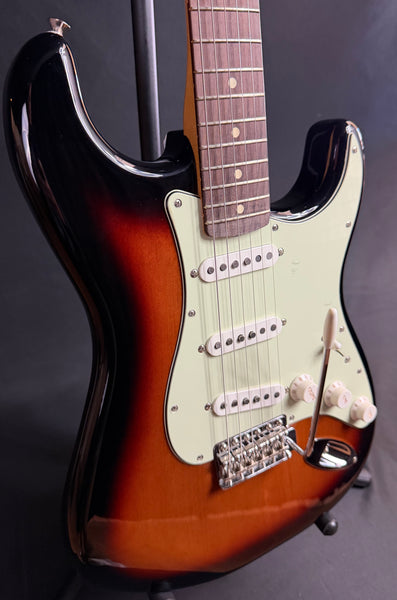 Fender Vintera II '60s Stratocaster Electric Guitar 3-Tone Sunburst w/ Gig Bag