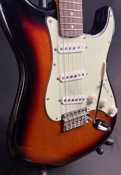 Fender Vintera II '60s Stratocaster Electric Guitar 3-Tone Sunburst w/ Gig Bag