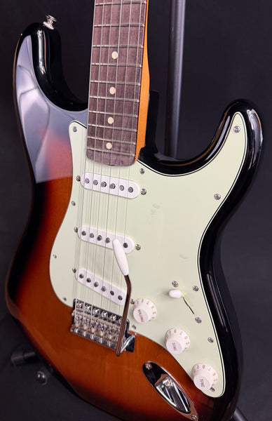 Fender Vintera II '60s Stratocaster Electric Guitar 3-Tone Sunburst w/ Gig Bag
