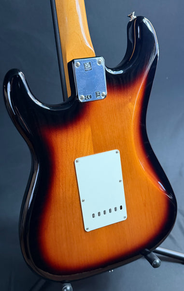 Fender Vintera II '60s Stratocaster Electric Guitar 3-Tone Sunburst w/ Gig Bag