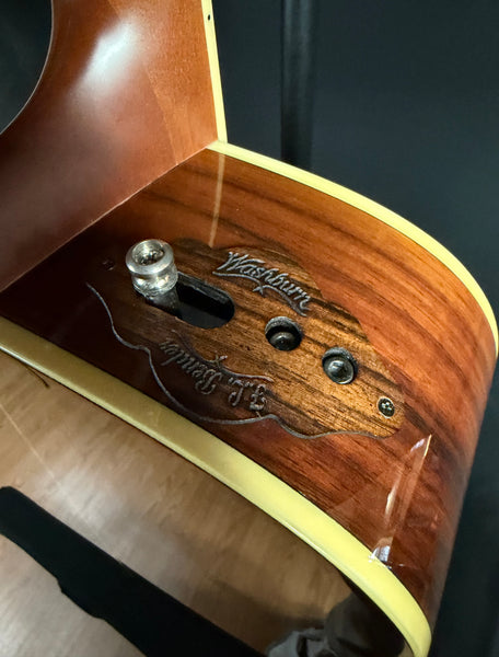 Washburn WDFLB26SCE Forrest Lee Bender Dreadnought Cutaway Acoustic-Electric Guitar w/ Case