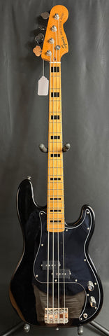 Squier Classic Vibe 70's Precision Bass 4-String Bass Guitar Gloss Black Finish (607)