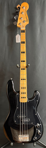 Squier Classic Vibe 70's Precision Bass 4-String Bass Guitar Gloss Black Finish (870)
