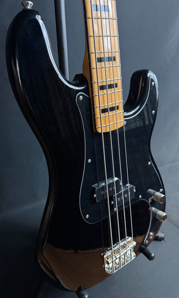 Squier Classic Vibe 70's Precision Bass 4-String Bass Guitar Gloss Black Finish (870)