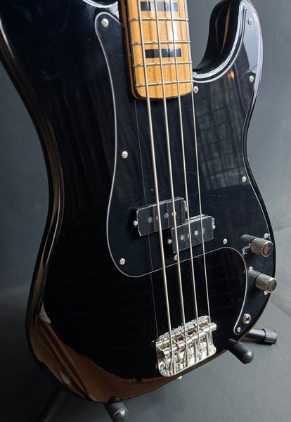 Squier Classic Vibe 70's Precision Bass 4-String Bass Guitar Gloss Black Finish (870)