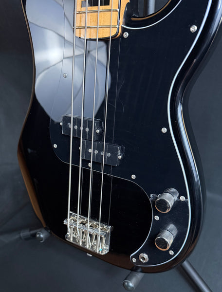 Squier Classic Vibe 70's Precision Bass 4-String Bass Guitar Gloss Black Finish (870)