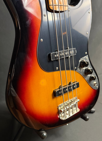Squier Classic Vibe 70's Jazz Bass 4-String Bass Guitar 3-Tone Sunburst Finish