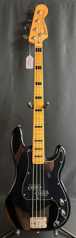 Squier Classic Vibe 70's Precision Bass 4-String Bass Guitar Gloss Black Finish (760)