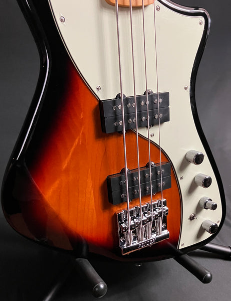 Fender Player Plus Active Meteora Bass 4-String Bass Guitar 3-Tone Sunburst w/ Gig Bag