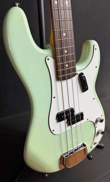 Squier Classic Vibe Precision Bass '60s 4-String Bass Guitar Surf Green Finish