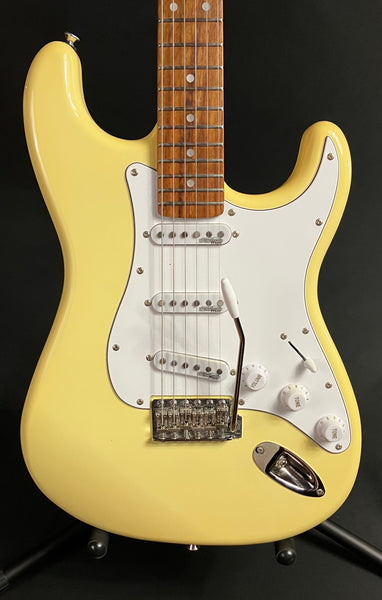 Vintage V6 Reissued Strat-Style Electric Guitar Vintage White Finish