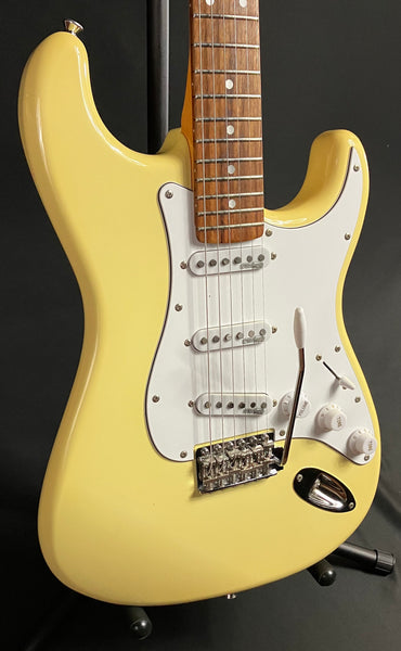 Vintage V6 Reissued Strat-Style Electric Guitar Vintage White Finish