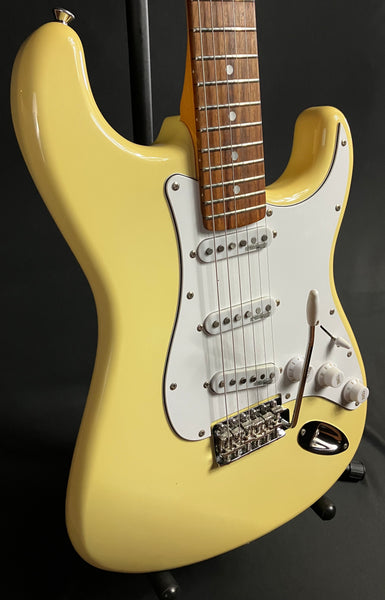 Vintage V6 Reissued Strat-Style Electric Guitar Vintage White Finish