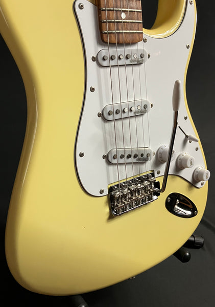 Vintage V6 Reissued Strat-Style Electric Guitar Vintage White Finish