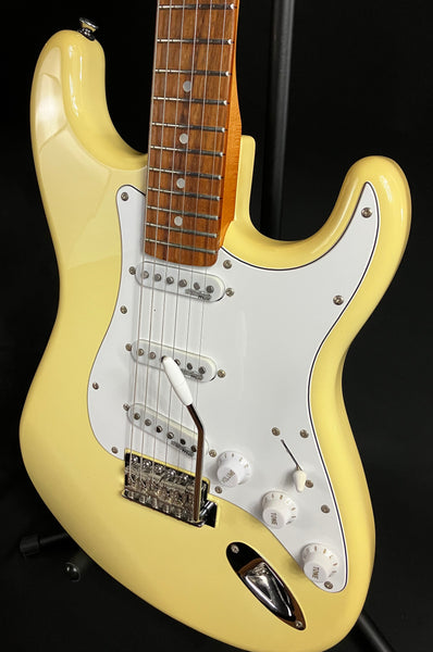 Vintage V6 Reissued Strat-Style Electric Guitar Vintage White Finish