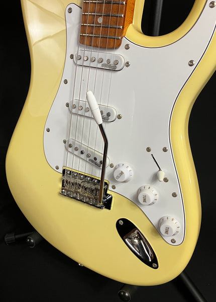 Vintage V6 Reissued Strat-Style Electric Guitar Vintage White Finish