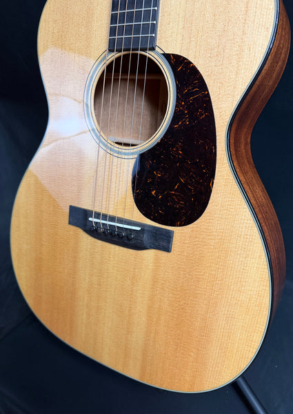 Martin 000-18 (2026) Auditorium Acoustic Guitar Gloss Natural Finish w/ Case