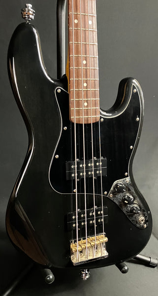 Fender Modern Player Jazz Bass 4-String Bass Guitar Transparent Black