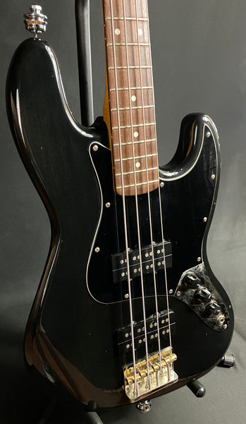 Fender Modern Player Jazz Bass 4-String Bass Guitar Transparent Black