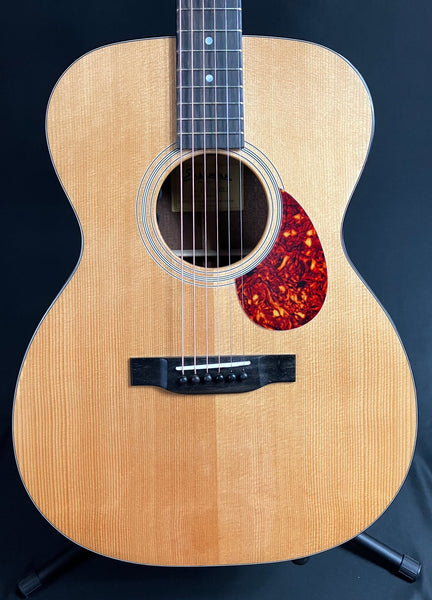 Eastman E1OM-DLX Deluxe Orchestra Acoustic-Electric Guitar Gloss Natural w/ Gig Bag