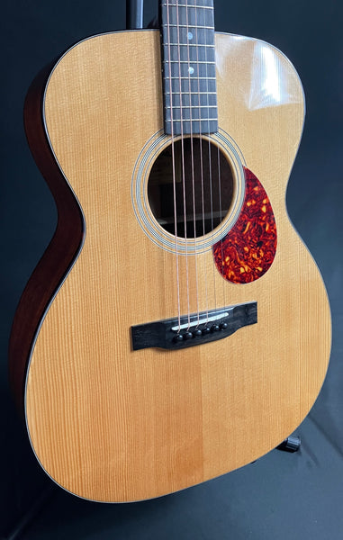 Eastman E1OM-DLX Deluxe Orchestra Acoustic-Electric Guitar Gloss Natural w/ Gig Bag