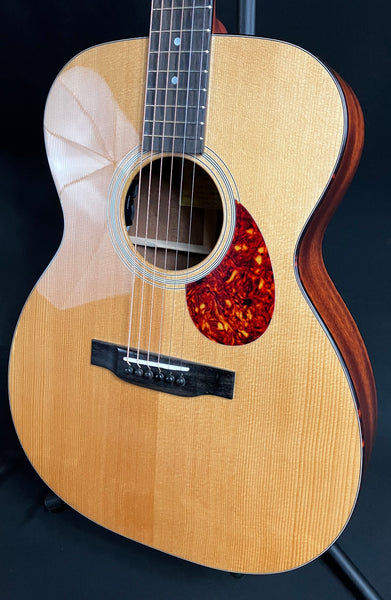 Eastman E1OM-DLX Deluxe Orchestra Acoustic-Electric Guitar Gloss Natural w/ Gig Bag