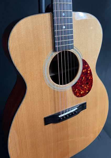 Eastman E1OM-DLX Deluxe Orchestra Acoustic-Electric Guitar Gloss Natural w/ Gig Bag