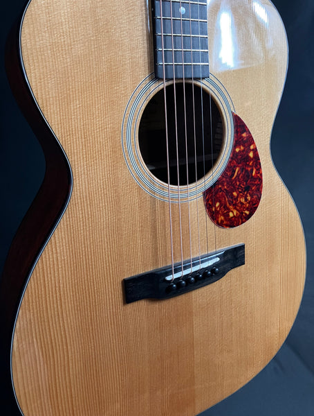 Eastman E1OM-DLX Deluxe Orchestra Acoustic-Electric Guitar Gloss Natural w/ Gig Bag