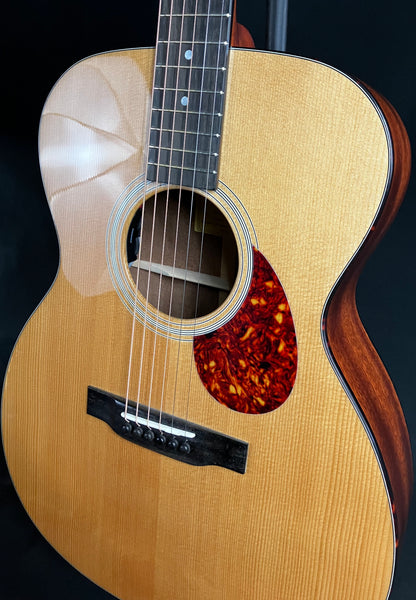 Eastman E1OM-DLX Deluxe Orchestra Acoustic-Electric Guitar Gloss Natural w/ Gig Bag