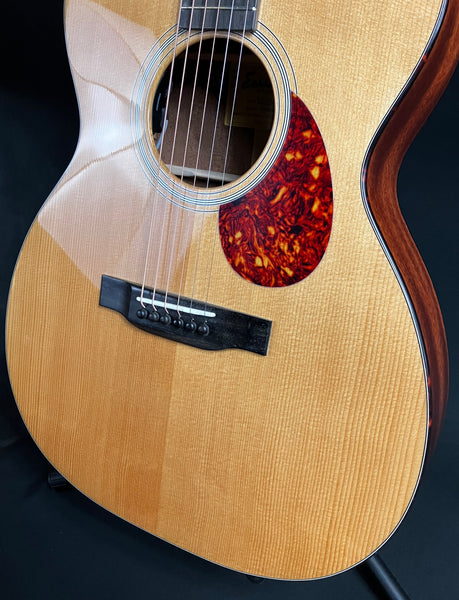 Eastman E1OM-DLX Deluxe Orchestra Acoustic-Electric Guitar Gloss Natural w/ Gig Bag