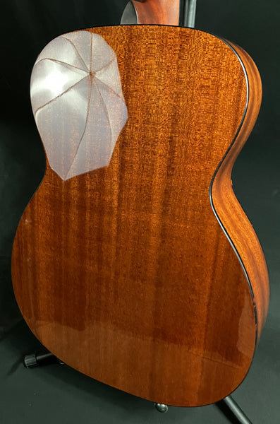 Eastman E1OM-DLX Deluxe Orchestra Acoustic-Electric Guitar Gloss Natural w/ Gig Bag