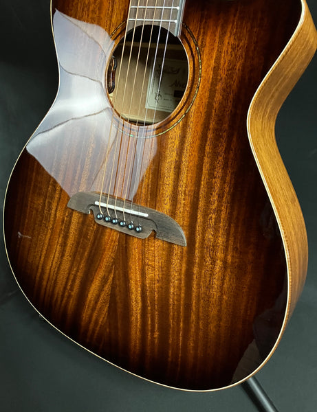 Alvarez AG66CESHB Artist Grand Auditorium Acoustic-Electric Guitar Shadowburst