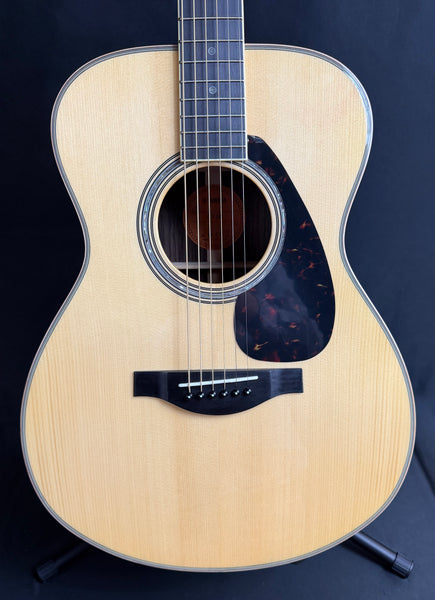 Yamaha LS16 ARE Grand Concert Acoustic-Electric Guitar Gloss Natural w/ Soft Case