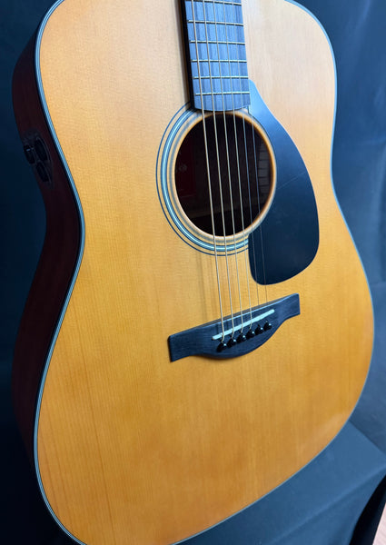 Yamaha FGX3 Red Label Dreadnought Acoustic-Electric Guitar Vintage Natural w/ Case (045)