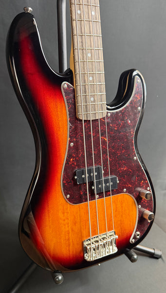 Squier Classic Vibe 60's Precision Bass 4-String Bass Guitar 3-Tone Sunburst (652)