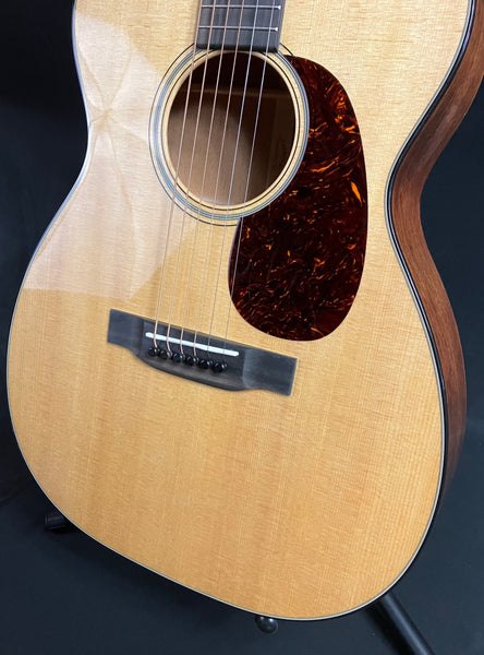 Martin 00-18 (2025) Grand Concert Acoustic Guitar Gloss Natural Finish w/ Case