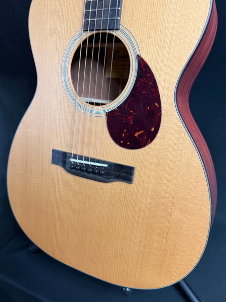 Eastman E1OM Orchestra Acoustic Guitar Natural Satin Finish w/ Gig Bag