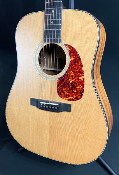 Eastman E3DE Dreadnought Acoustic-Electric Guitar Natural Satin w/ Gig Bag