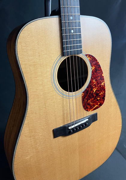 Eastman E3DE Dreadnought Acoustic-Electric Guitar Natural Satin w/ Gig Bag