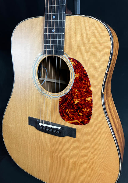 Eastman E3DE Dreadnought Acoustic-Electric Guitar Natural Satin w/ Gig Bag