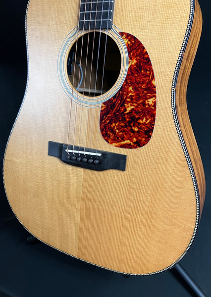 Eastman E3DE Dreadnought Acoustic-Electric Guitar Natural Satin w/ Gig Bag