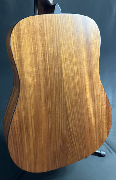 Eastman E3DE Dreadnought Acoustic-Electric Guitar Natural Satin w/ Gig Bag