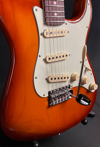 Fender American Performer Stratocaster Electric Guitar Honey Burst Finish w/ Gig Bag