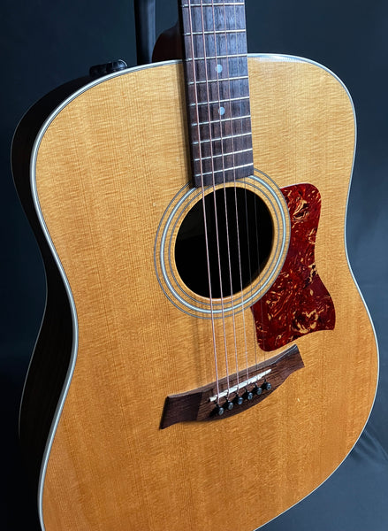 Taylor 210e Dreadnought Acoustic-Electric Guitar Natural Finish w/ OHSC