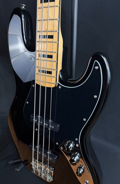 Squier Classic Vibe 70's Jazz Bass 4-String Bass Guitar Gloss Black (585)