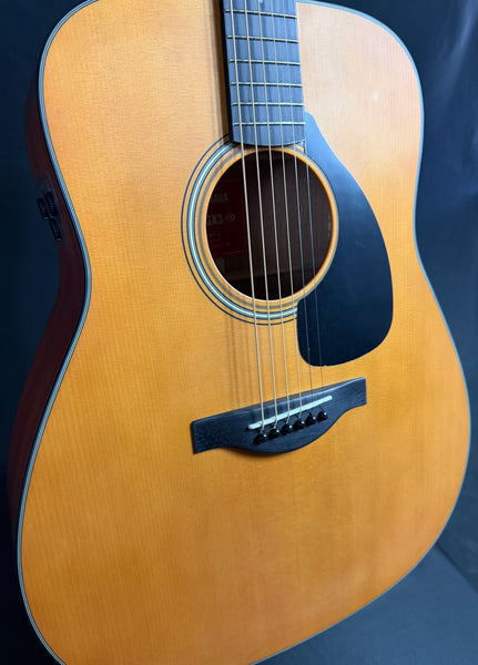 Yamaha FGX3 Red Label Dreadnought Acoustic-Electric Guitar Vintage Natural w/ Case (254)