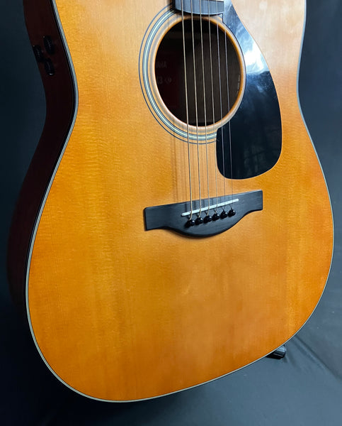 Yamaha FGX3 Red Label Dreadnought Acoustic-Electric Guitar Vintage Natural w/ Case (142)