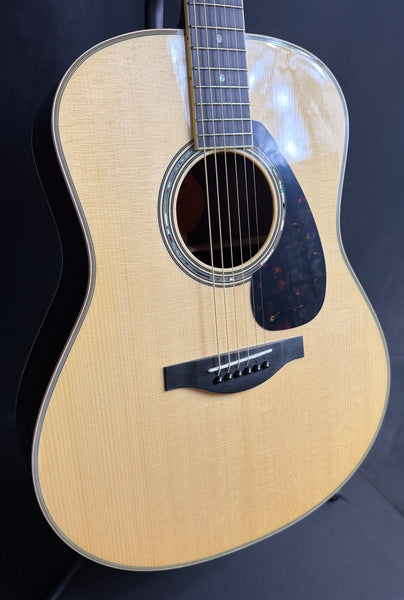 Yamaha LL16 ARE Handcrafted Dreadnought Acoustic-Electric Guitar Gloss Natural w/ Soft Case (716)